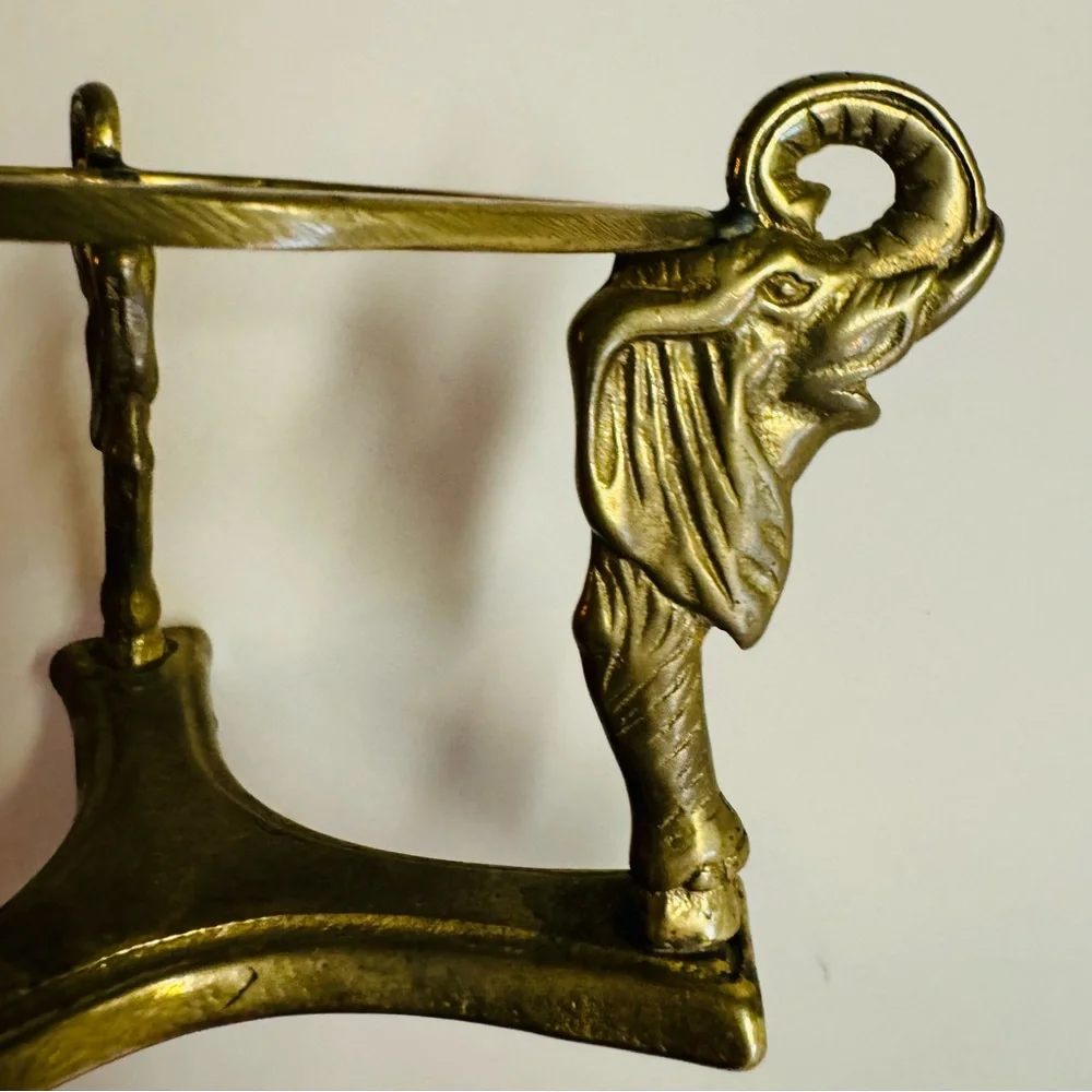 Vtg Green Marble sphere on brass elephant stand.Approximately 13” diameter. - Picture 4 of 9